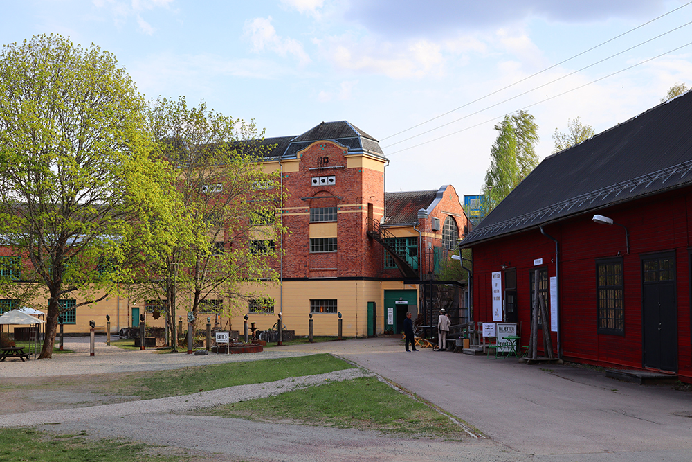 Skogsvandring, hytlesing og kunst